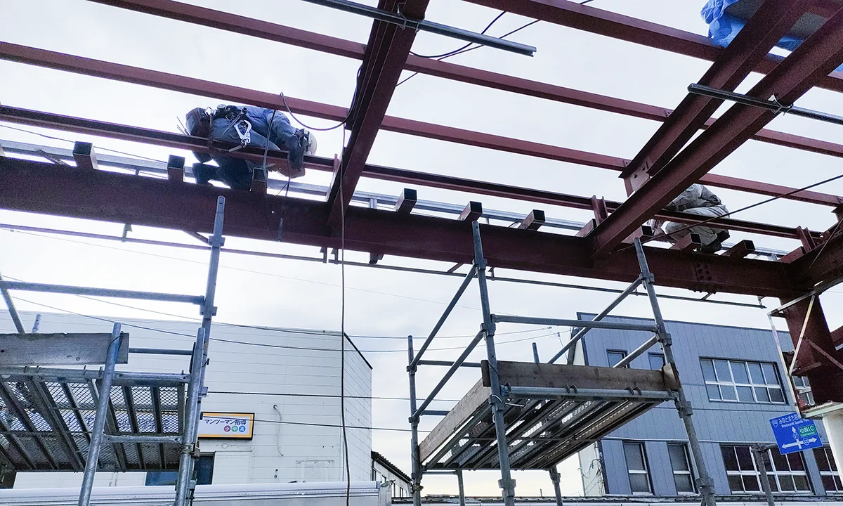 高いところでの作業は日常茶飯事。
